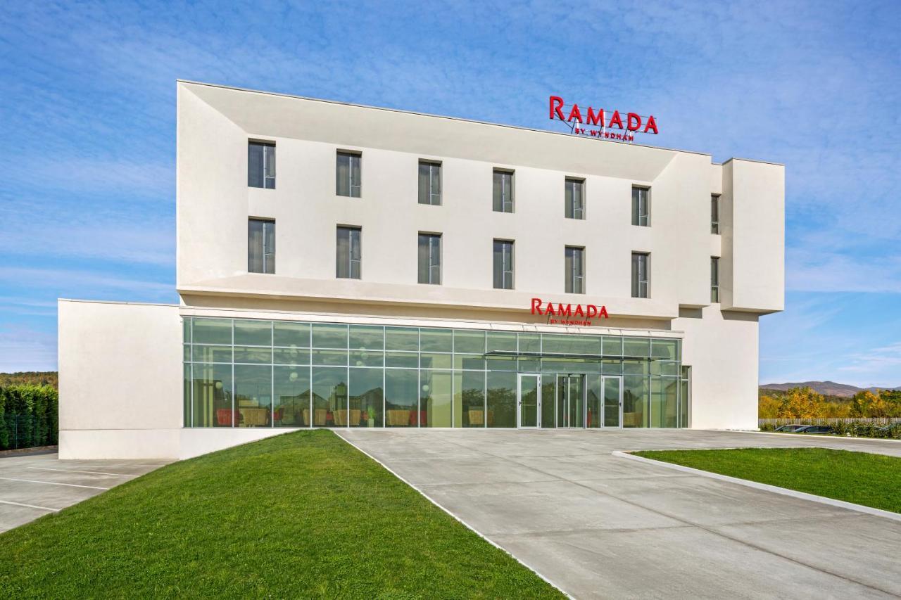 فندق Ramada By Wyndham Târgu Jiu المظهر الخارجي الصورة