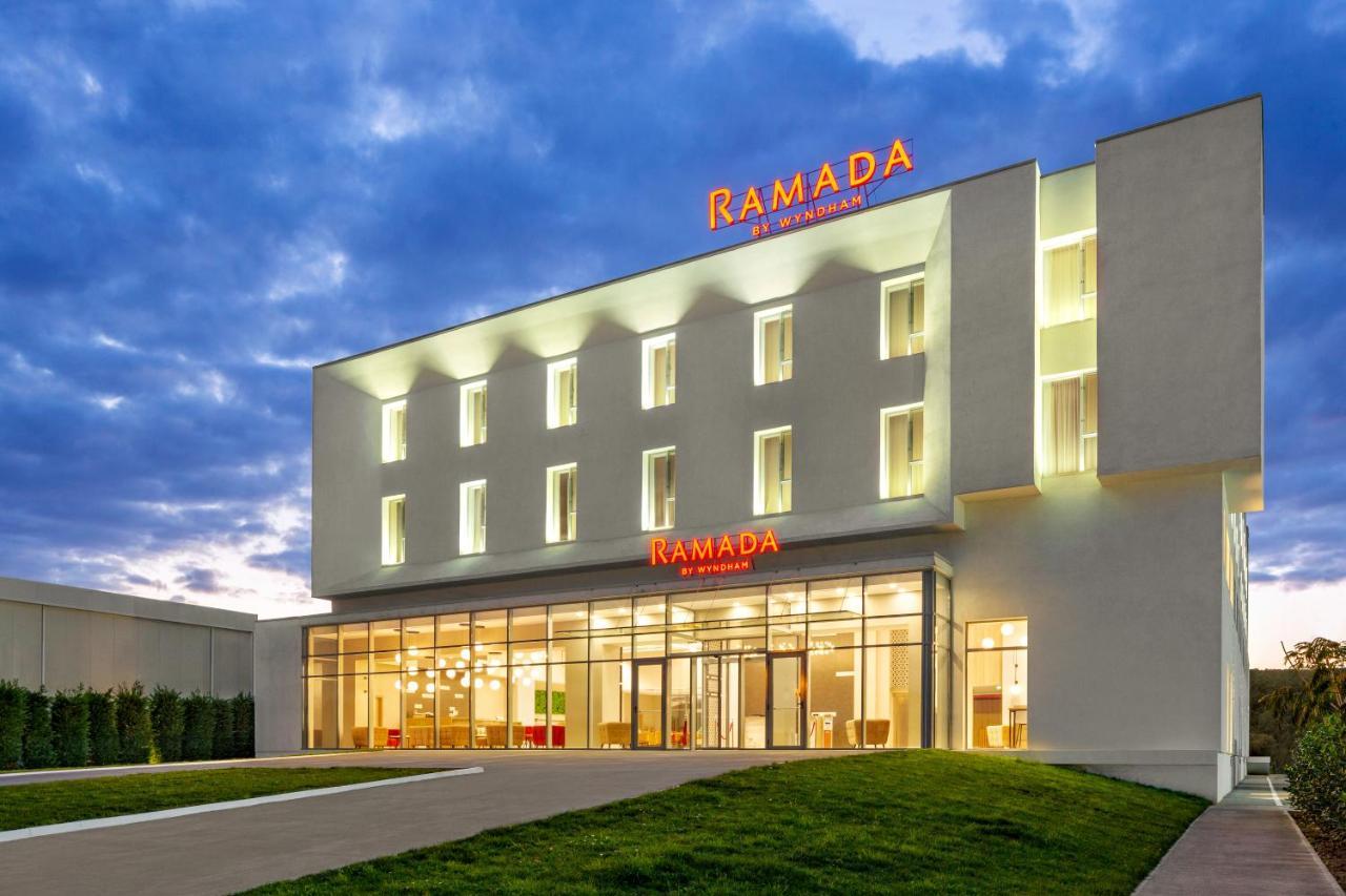 فندق Ramada By Wyndham Târgu Jiu المظهر الخارجي الصورة