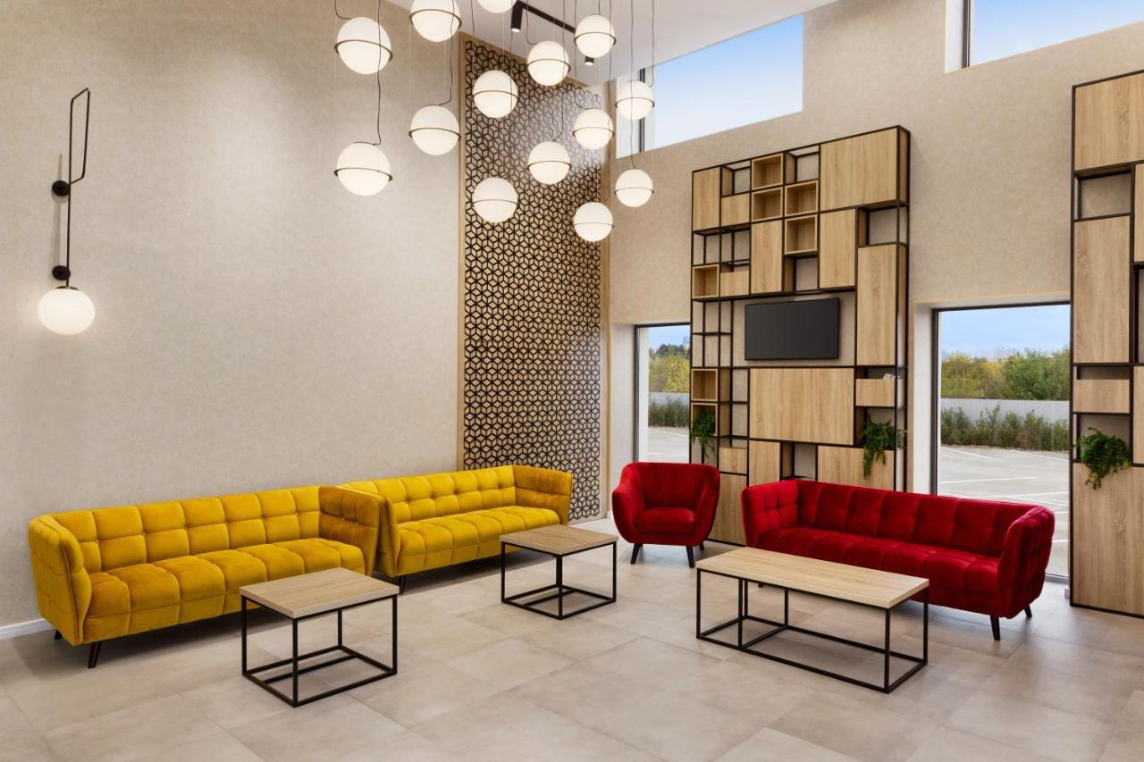 فندق Ramada By Wyndham Târgu Jiu المظهر الخارجي الصورة
