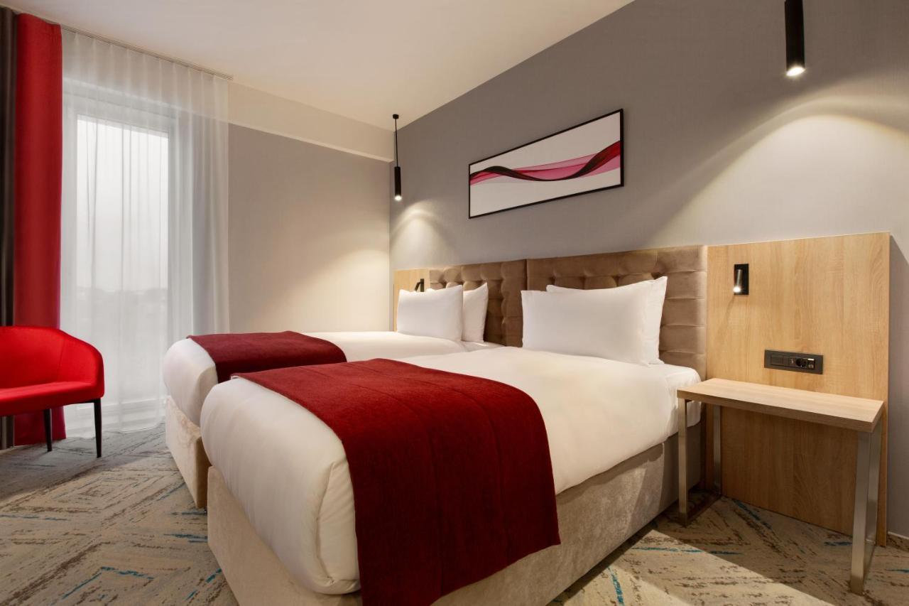 فندق Ramada By Wyndham Târgu Jiu المظهر الخارجي الصورة