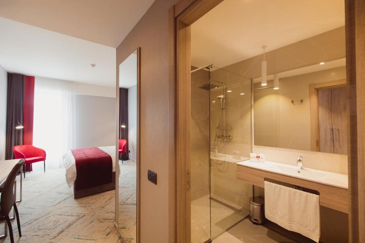 فندق Ramada By Wyndham Târgu Jiu المظهر الخارجي الصورة
