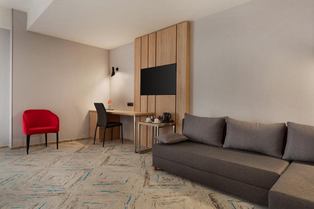فندق Ramada By Wyndham Târgu Jiu المظهر الخارجي الصورة
