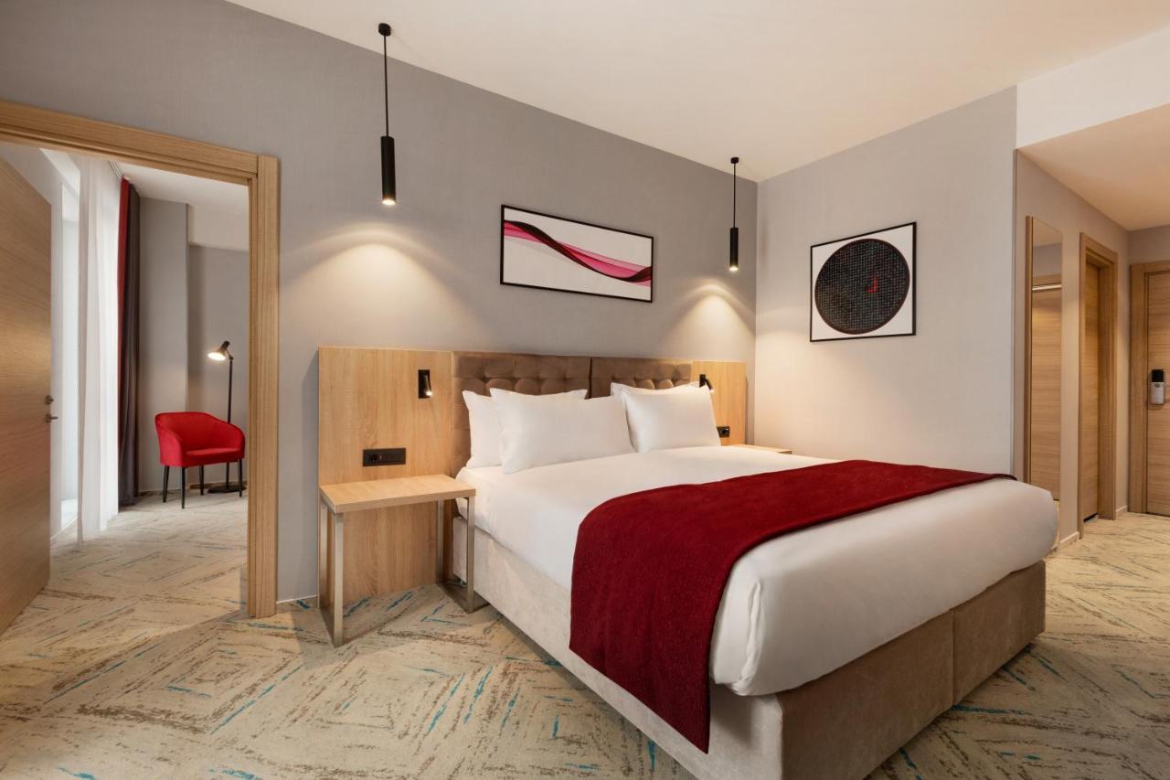 فندق Ramada By Wyndham Târgu Jiu المظهر الخارجي الصورة