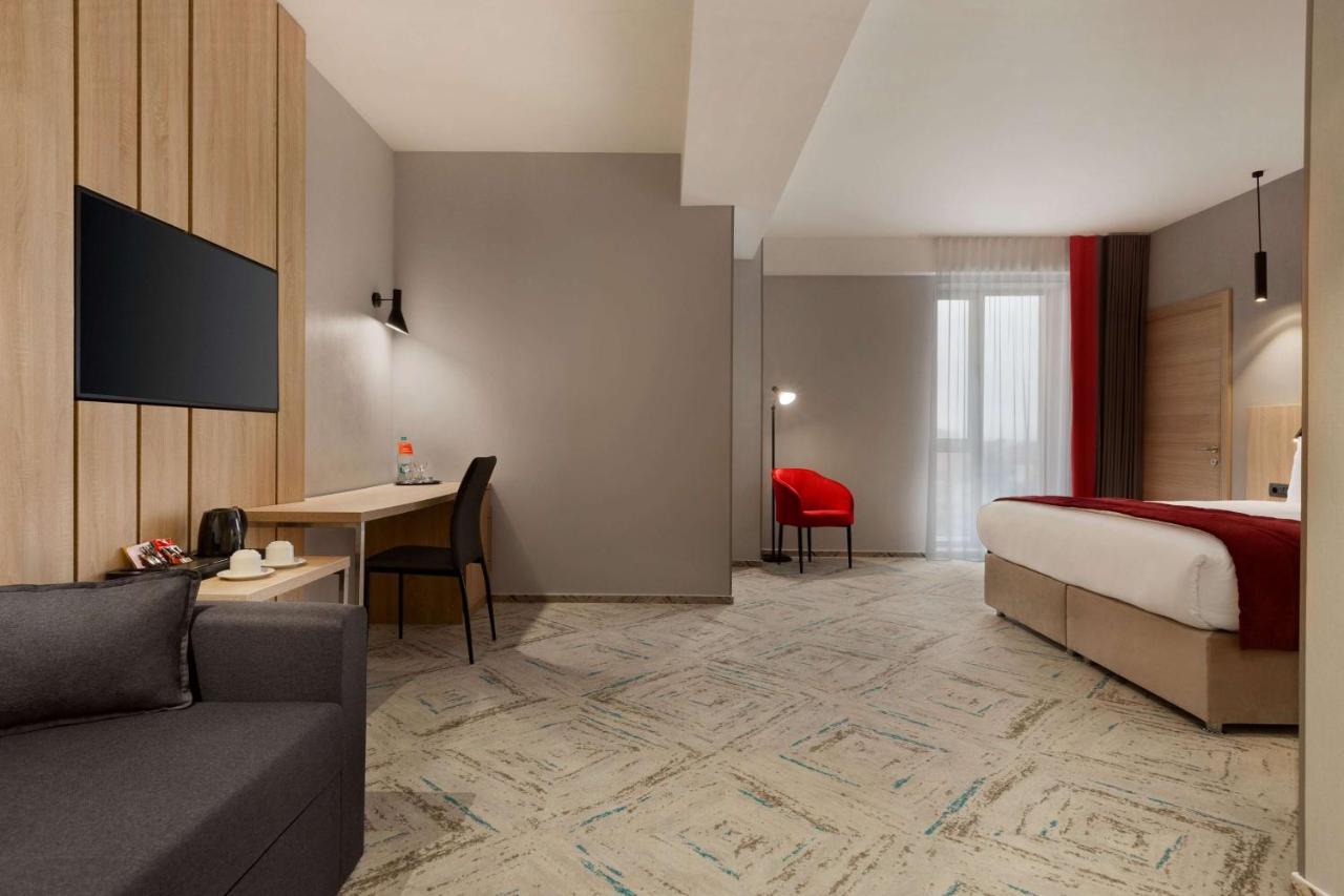 فندق Ramada By Wyndham Târgu Jiu المظهر الخارجي الصورة