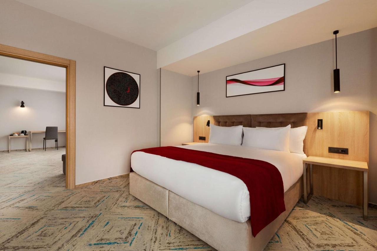 فندق Ramada By Wyndham Târgu Jiu المظهر الخارجي الصورة