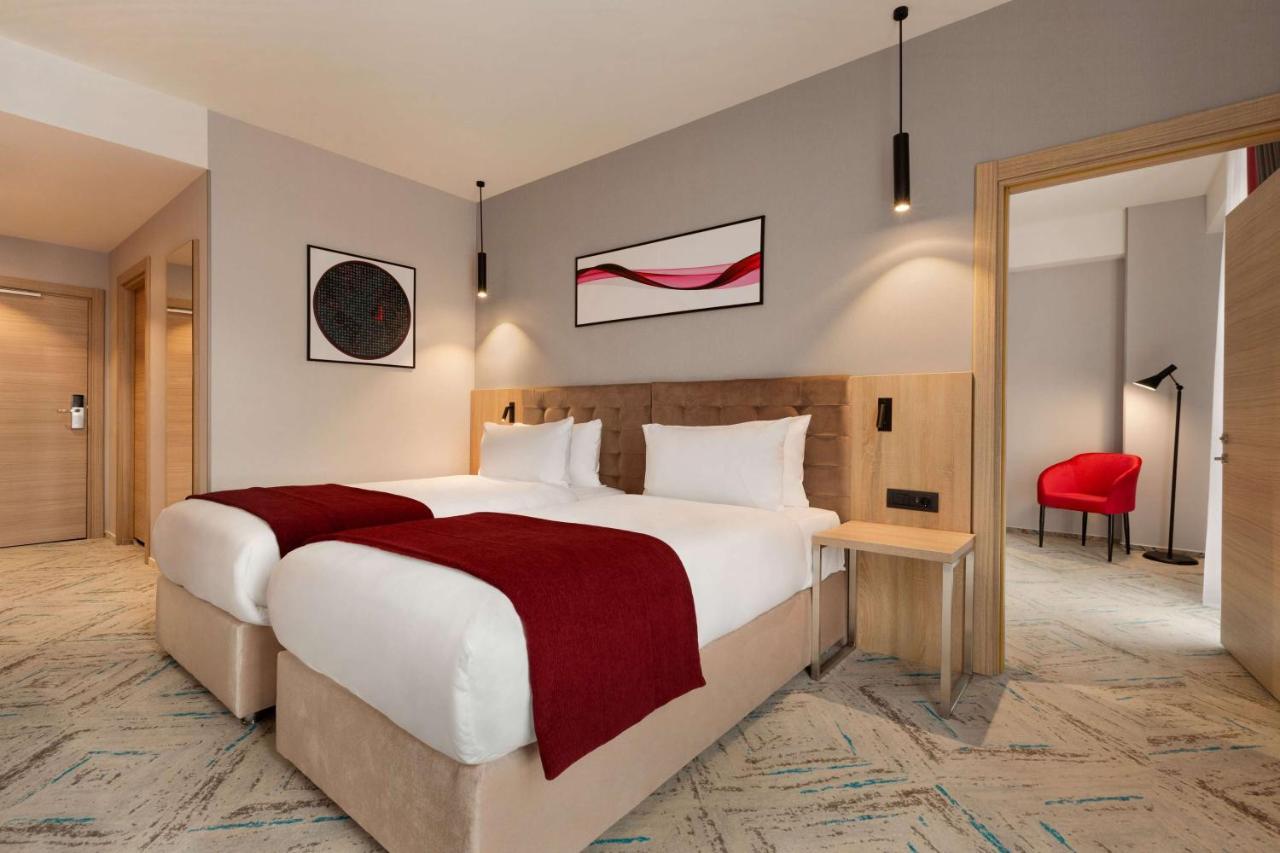 فندق Ramada By Wyndham Târgu Jiu المظهر الخارجي الصورة