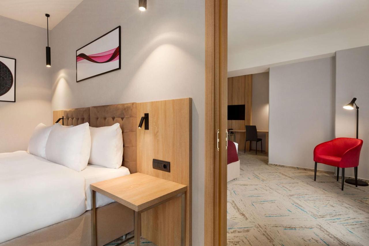 فندق Ramada By Wyndham Târgu Jiu المظهر الخارجي الصورة