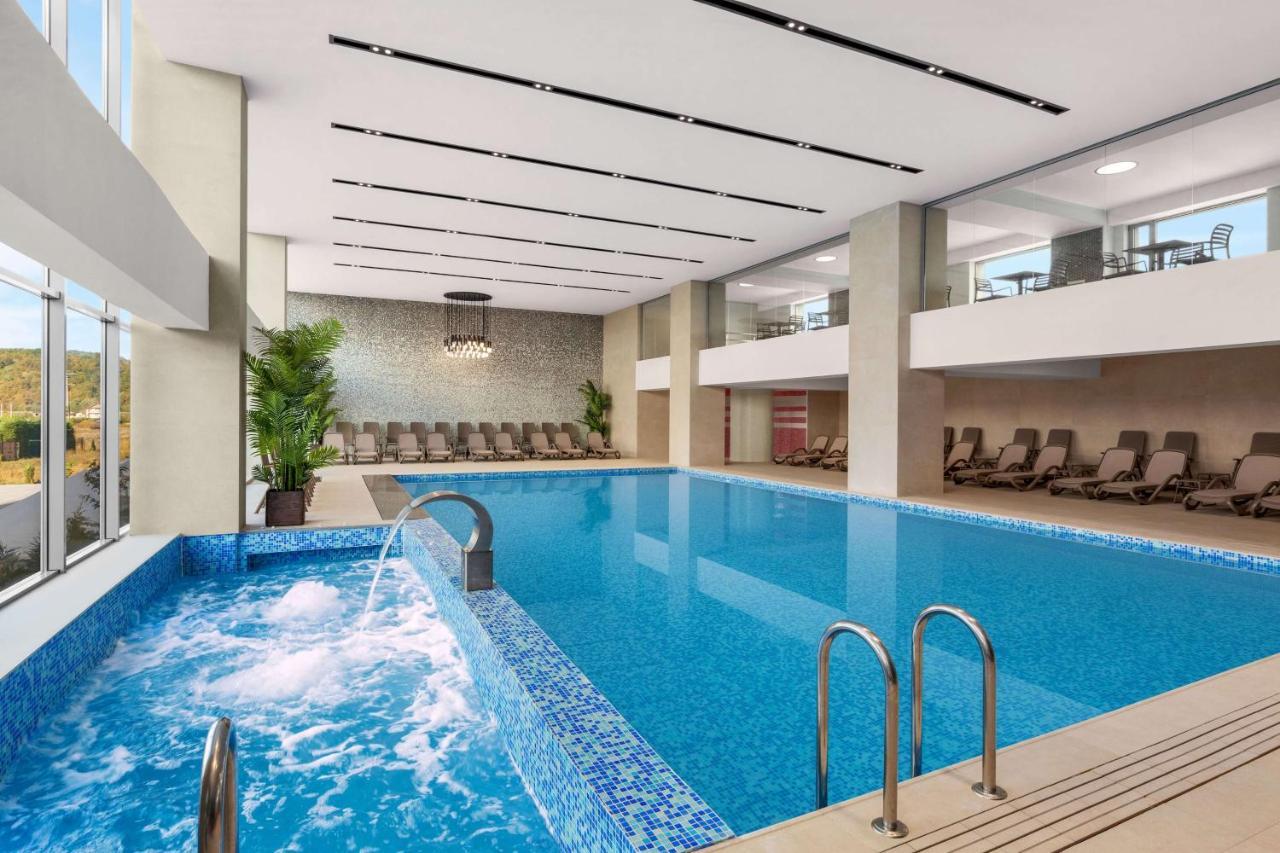 فندق Ramada By Wyndham Târgu Jiu المظهر الخارجي الصورة