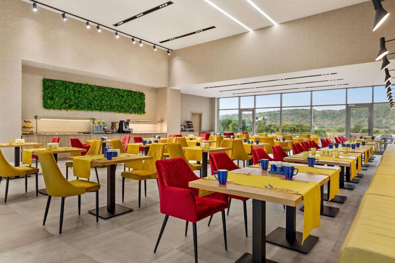 فندق Ramada By Wyndham Târgu Jiu المظهر الخارجي الصورة