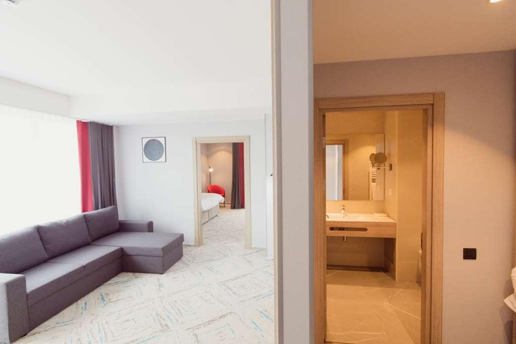 فندق Ramada By Wyndham Târgu Jiu الغرفة الصورة