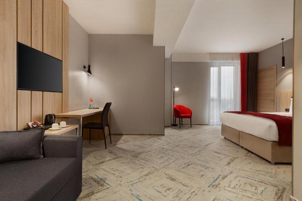 فندق Ramada By Wyndham Târgu Jiu المظهر الخارجي الصورة